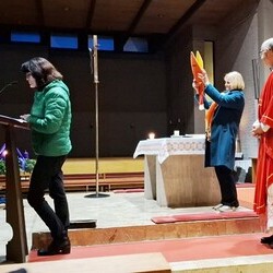 Erwin wurde mit dem Nikolausgewand eingekleidet. Jedes Erkennungszeichen eines Bischofs wurde mit einer Fürbitte gemeinsam dem Nikolaus übergeben. 