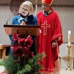 Bernadette Muhr erzählte lebendig die Nikolausegende von der Hungersnot in Myra. Von einem großen Schiff beladen mit Korn (Erdnüssen) durften die Kinder dann je eine Nuss für sich und eine zum Teilen mitnehmen. 